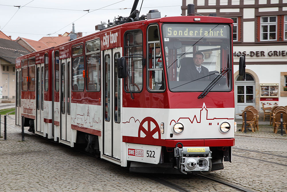 Erfurter Straßenbahn auf dem Weg zum Domplatz, wo die Mitglieder der DPG bereits warten · © Andreas Lahn