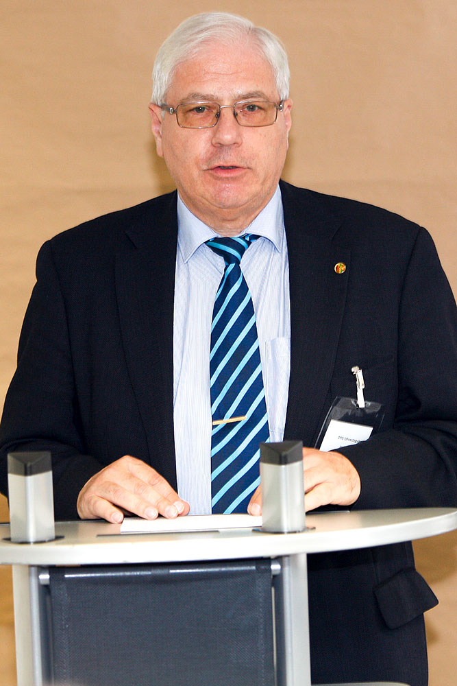 Josef Wolters spricht über die Aktivitäten des LV Nordrhein-Westfalen und der Stadt-Sektion Essen · © Andreas Lahn