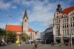 Blick auf die Kaufmannskirche und die Einkaufs-Galerie Anger 1 · © Andreas Lahn