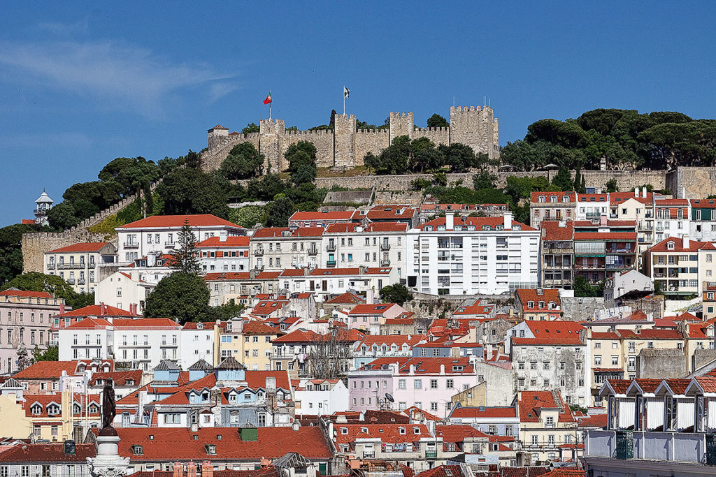Foto über die Dächer der Baixa hoch zum Castelo São Jorge in Lissabon