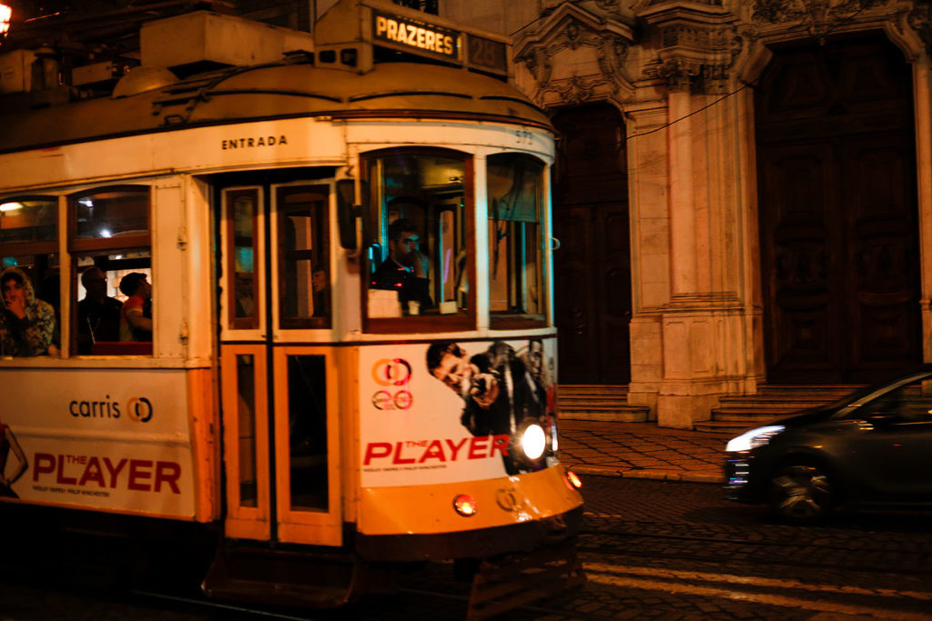 Foto einer Straßenbahn in Lissabon