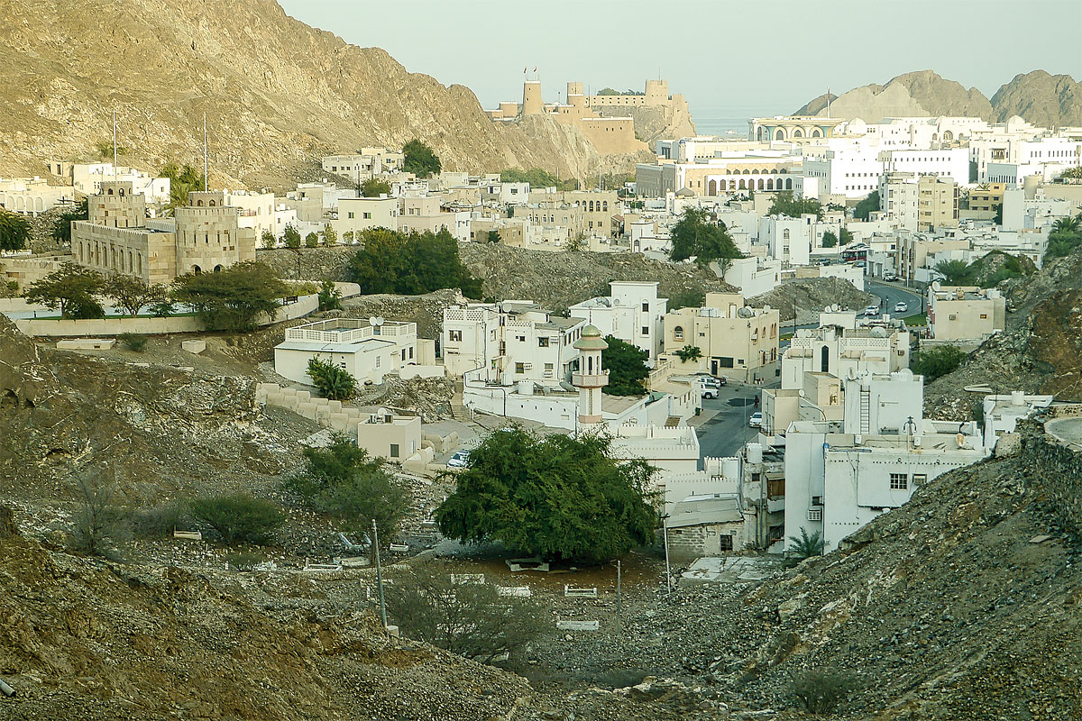 Foto: Blick über die Altstadt von Muscat (Oman) auf die Festungen Mirani und Jalali