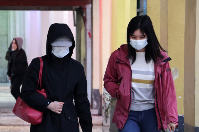 Foto von Frauen mit Masken zum Schutz vor dem Coronavirus