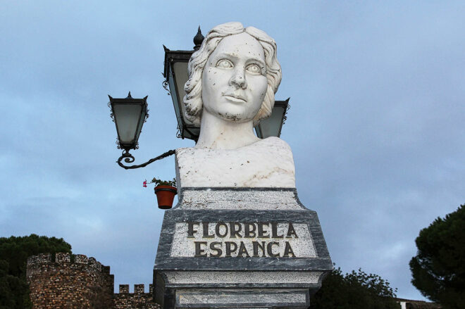 Foto des Monuments für Florbela Espanca in Vila Viçosa · © Wikimedia Commons, GC.KER CACHE TEAM