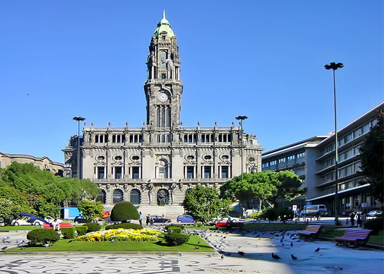Blick auf das Rathaus von Porto