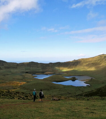 Foto de caminho ao Caldeirão do Corvo (Açores)