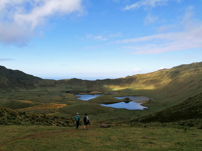 Foto de caminho ao Caldeirão do Corvo (Açores)