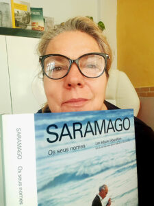 Foto: Catrin Ponciano liest im Buch von José Saramago