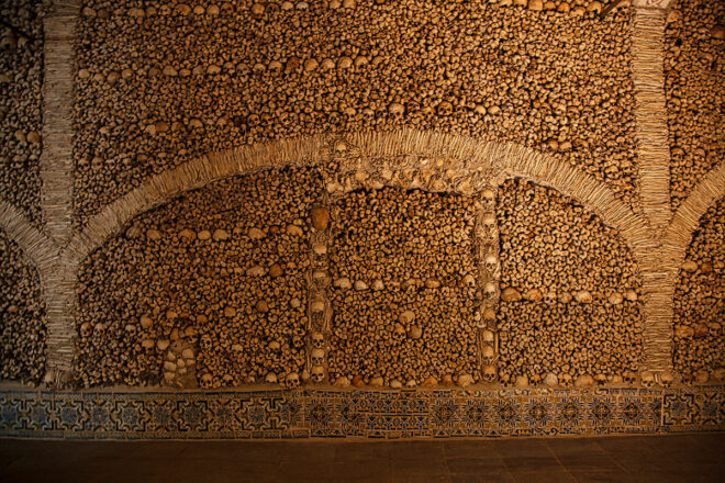 Foto der «Capela dos ossos» in Évora