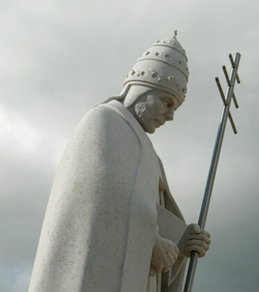 Foto vom Denkmal für den portugiesischen Papst João XXI in Mafra