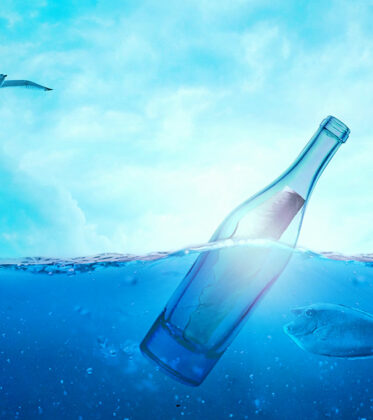 Foto einer Wasserflasche im Meer