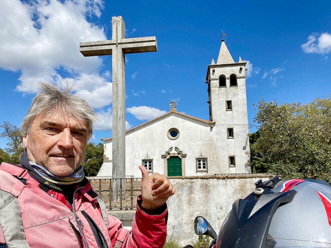 Dieter Schneiders Stopp vor der Kirche von Barranco do Velho