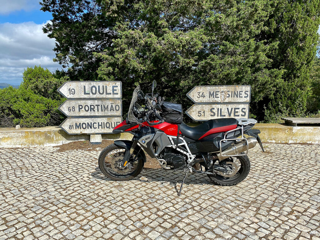 Dieter Schneiders Motorrad vor Ortsschildern am Algarve