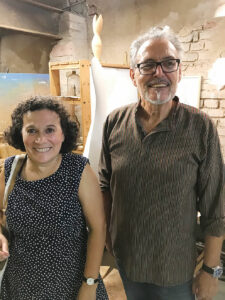 Foto: Maria de Fátima Veiga, Landesvorsitzende der DPG Hessen mit dem Bildhauer João Palheiro in seinem Atelier