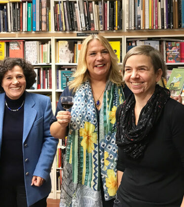 Frankfurt: Foot von Maria de Fátima Veiga (DPG Hessen), Catrin Ponciano (Autorin) und Petra Noack (TFM-Buchhandlung)