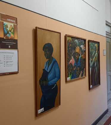 Foto von der Ausstellung zu Mosambik von DPG-Ehrenpräsident Harald Heinke im Rathaus von Berlin-Lichtenberg