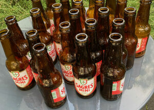 Foto von etlichen Flaschen leer getrunkener Flaschen Sagres Mini nach einem lauschigen Nachmittag
